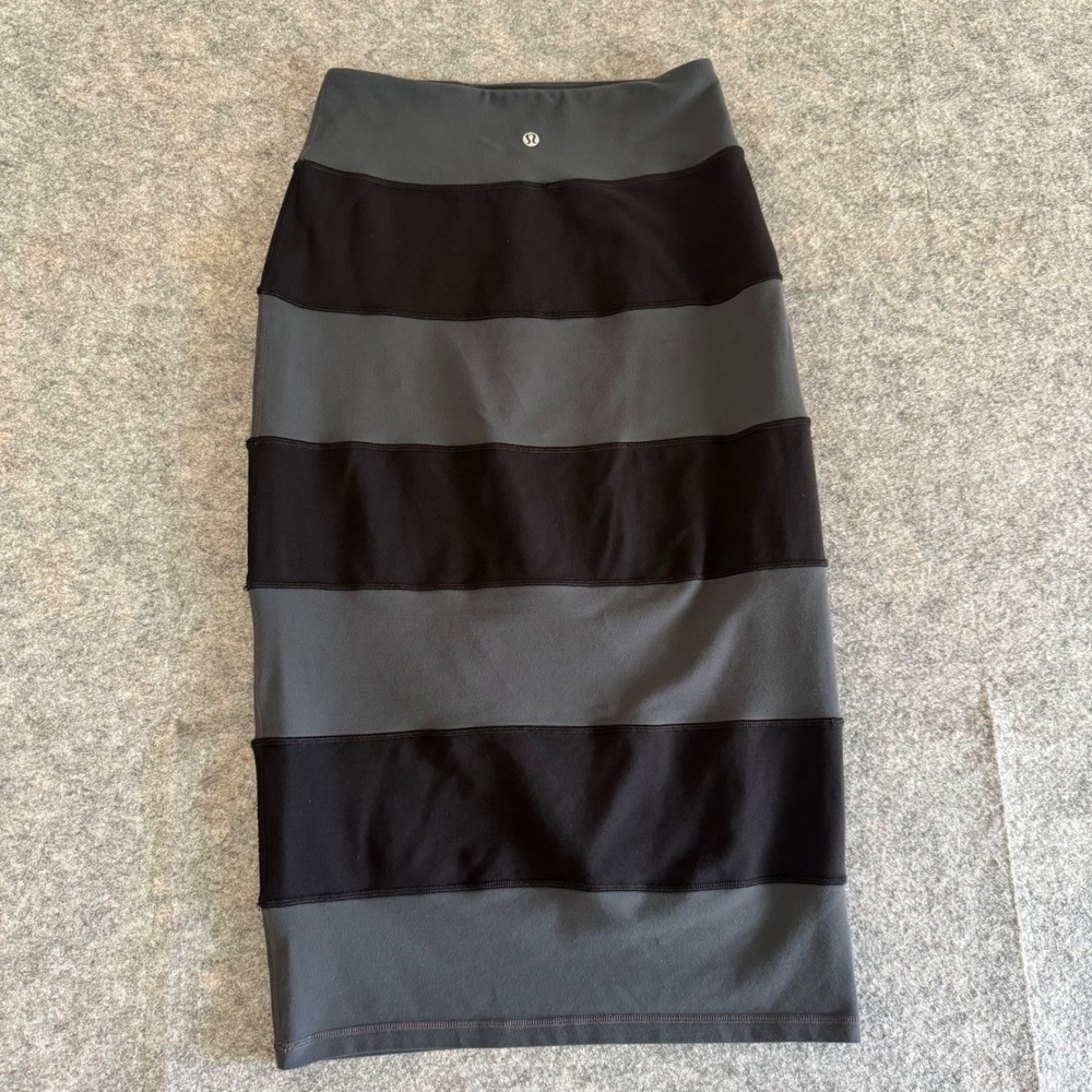 Lululemon Size 6 Striped Black Grey Luon Athletic Midi BodyconPencil Skirt
